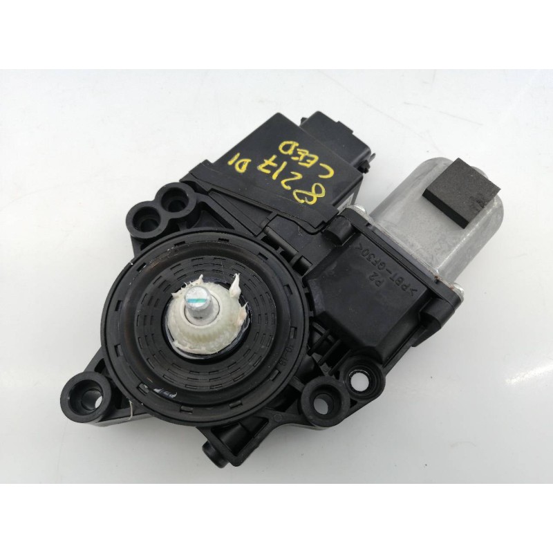 Recambio de motor elevalunas delantero izquierdo para kia cee´d drive referencia OEM IAM 82450A2710  