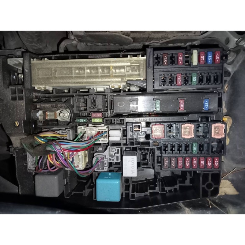 Recambio de caja reles / fusibles para toyota auris active referencia OEM IAM   