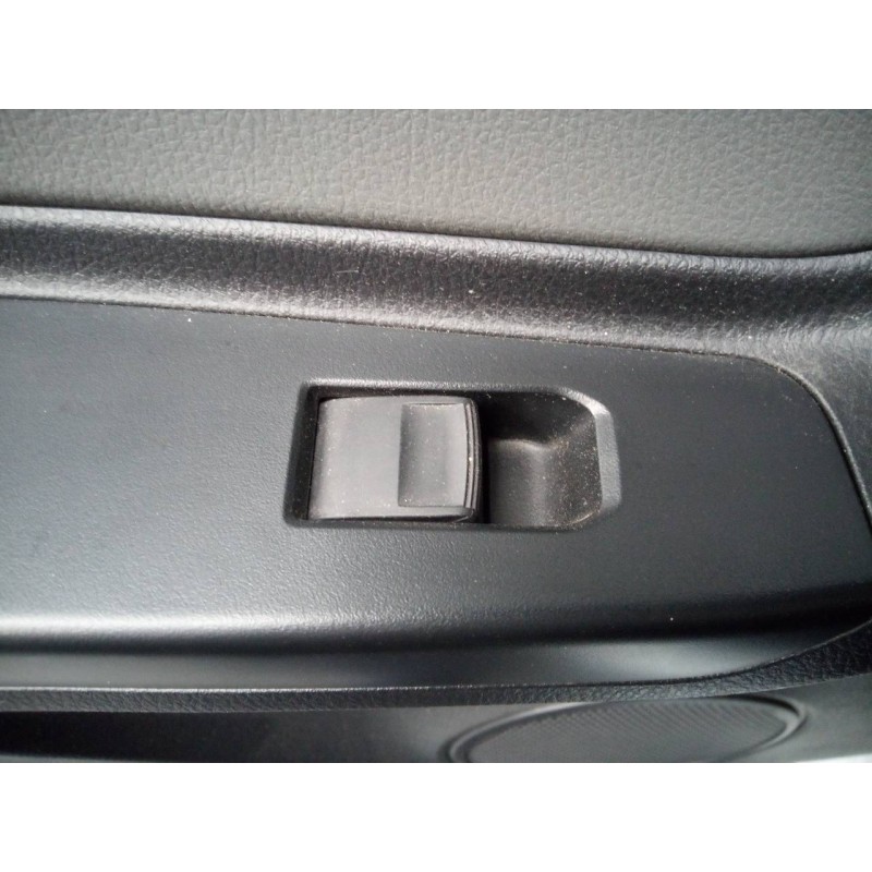 Recambio de mando elevalunas trasero izquierdo para toyota yaris hybrid active referencia OEM IAM   