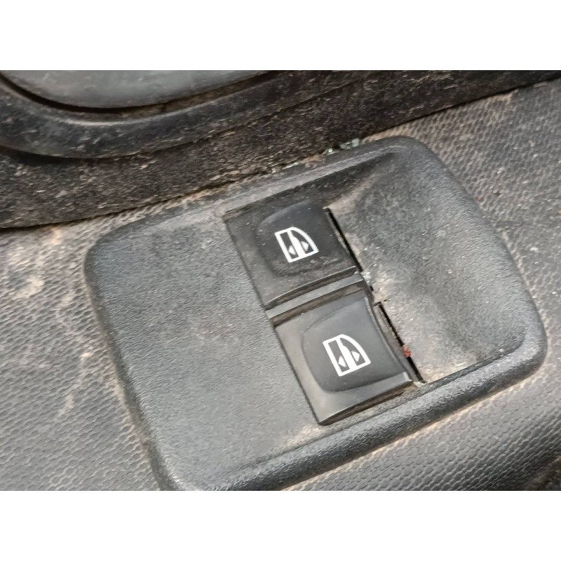 Recambio de mando elevalunas delantero izquierdo para dacia sandero stepway ambiance referencia OEM IAM   