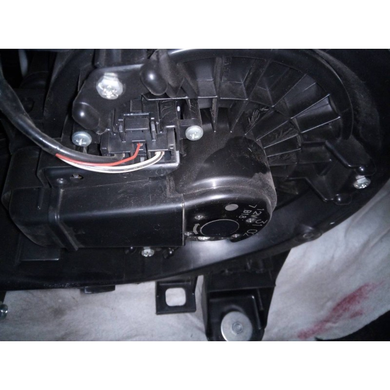 Recambio de ventilador calefaccion para toyota yaris hybrid active referencia OEM IAM 7B18  