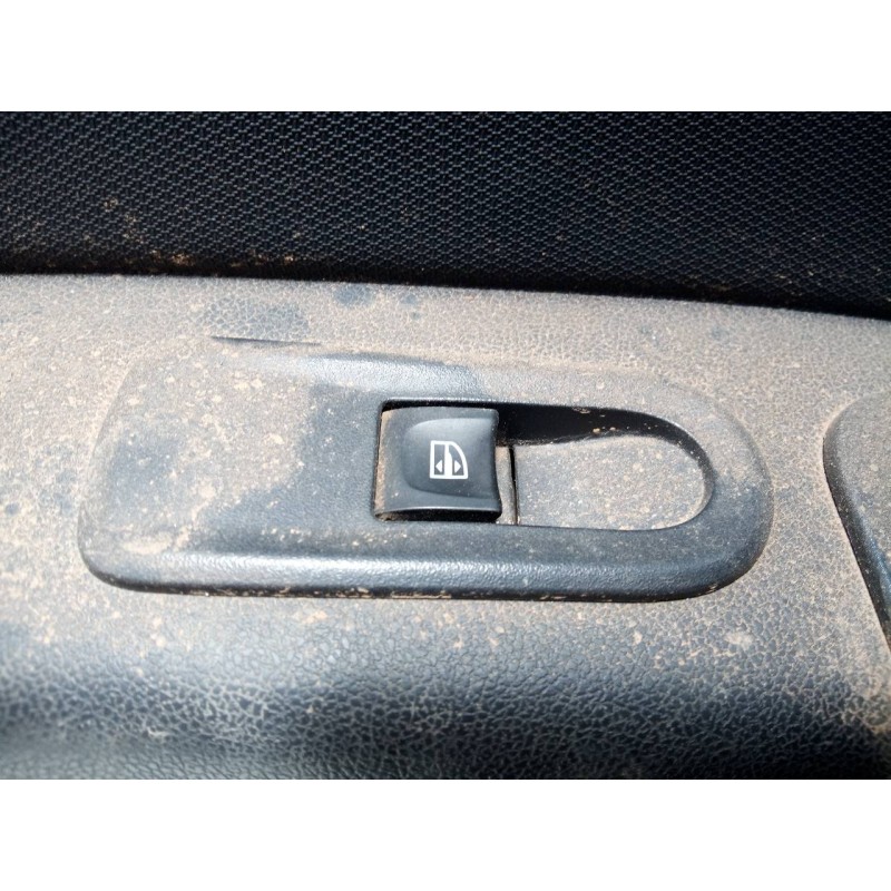 Recambio de mando elevalunas trasero izquierdo para dacia duster laureate 4x2 referencia OEM IAM   