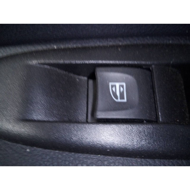 Recambio de mando elevalunas trasero derecho para renault captur zen referencia OEM IAM   