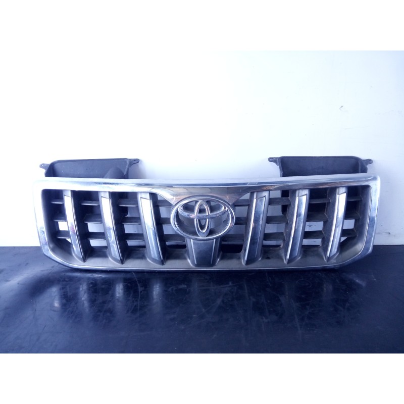 Recambio de rejilla delantera para toyota land cruiser (j12) 3.0 d4-d vxl referencia OEM IAM   