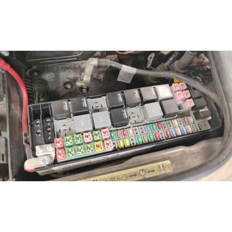 Recambio de caja reles / fusibles para land rover discovery v6 td se referencia OEM IAM YPP500080  