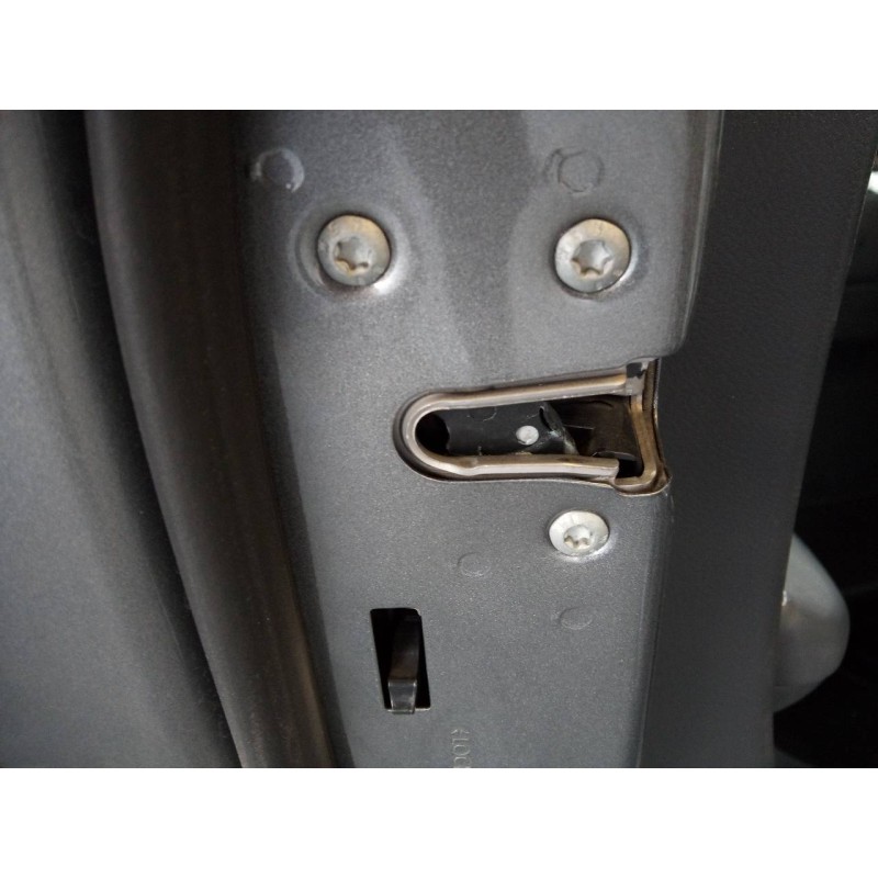 Recambio de cerradura puerta trasera izquierda para infiniti q30 2.2d referencia OEM IAM   