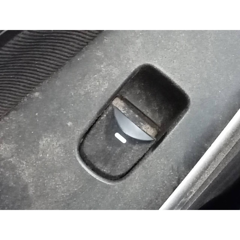 Recambio de mando elevalunas trasero izquierdo para hyundai i30 (gd) trend referencia OEM IAM   