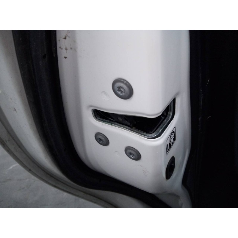 Recambio de cerradura puerta trasera izquierda para toyota auris active referencia OEM IAM   