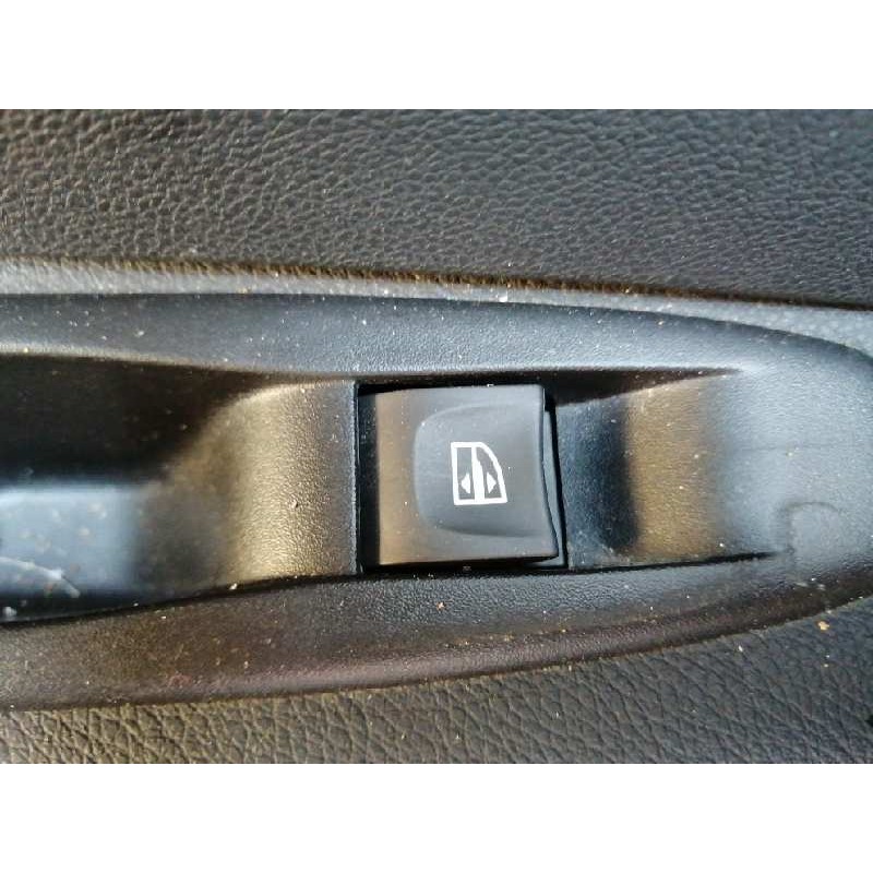 Recambio de mando elevalunas trasero izquierdo para renault captur life referencia OEM IAM   