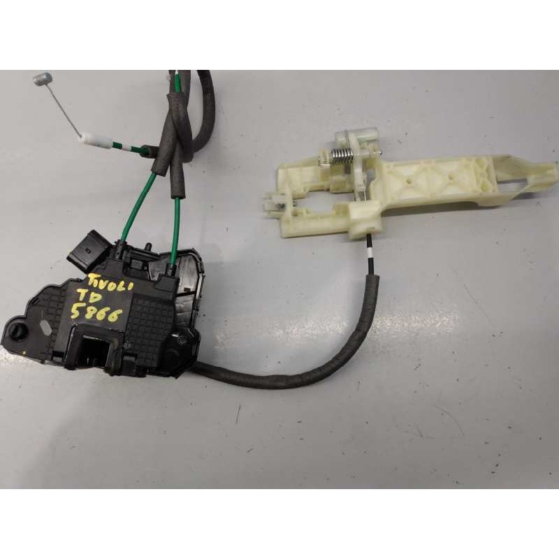 Recambio de cerradura puerta trasera derecha para ssangyong tivoli premium 4x2 referencia OEM IAM 7132035001  