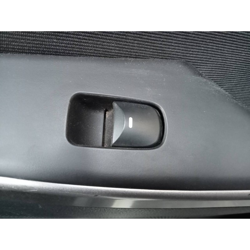 Recambio de mando elevalunas trasero derecho para hyundai i30 (gd) trend referencia OEM IAM   