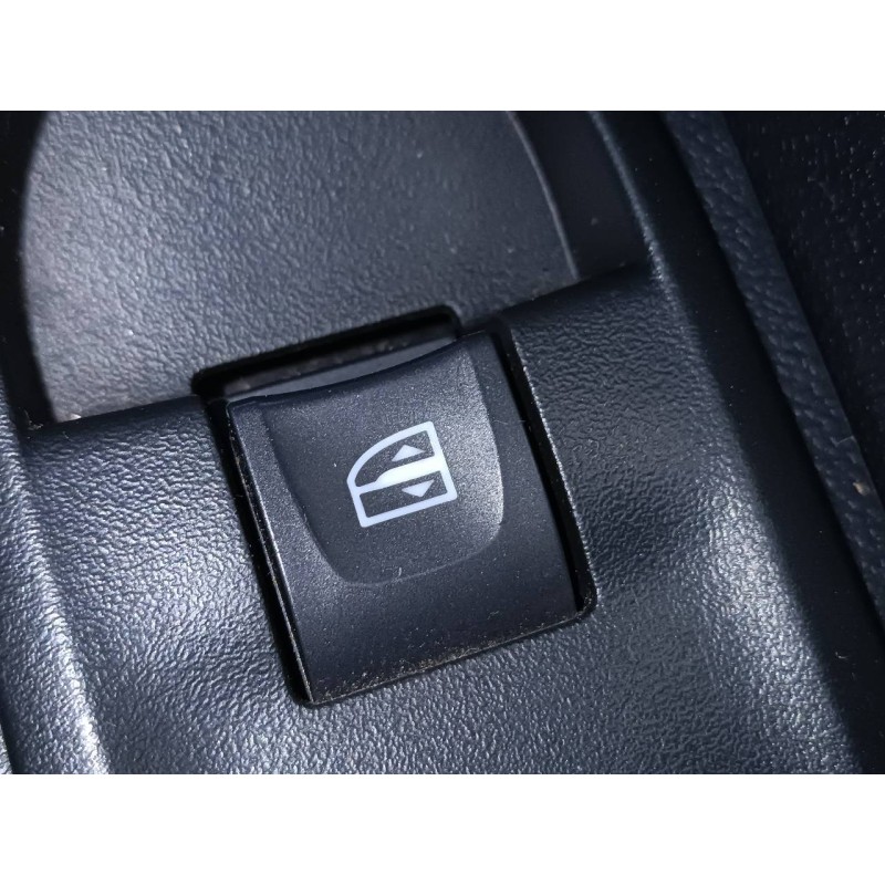 Recambio de mando elevalunas delantero derecho para dacia duster ambience 4x2 referencia OEM IAM   