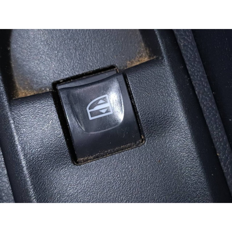 Recambio de mando elevalunas delantero derecho para dacia duster ambience 4x2 referencia OEM IAM   