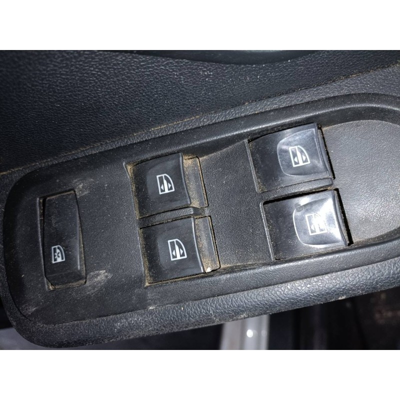 Recambio de mando elevalunas delantero izquierdo para dacia duster ambience 4x2 referencia OEM IAM   