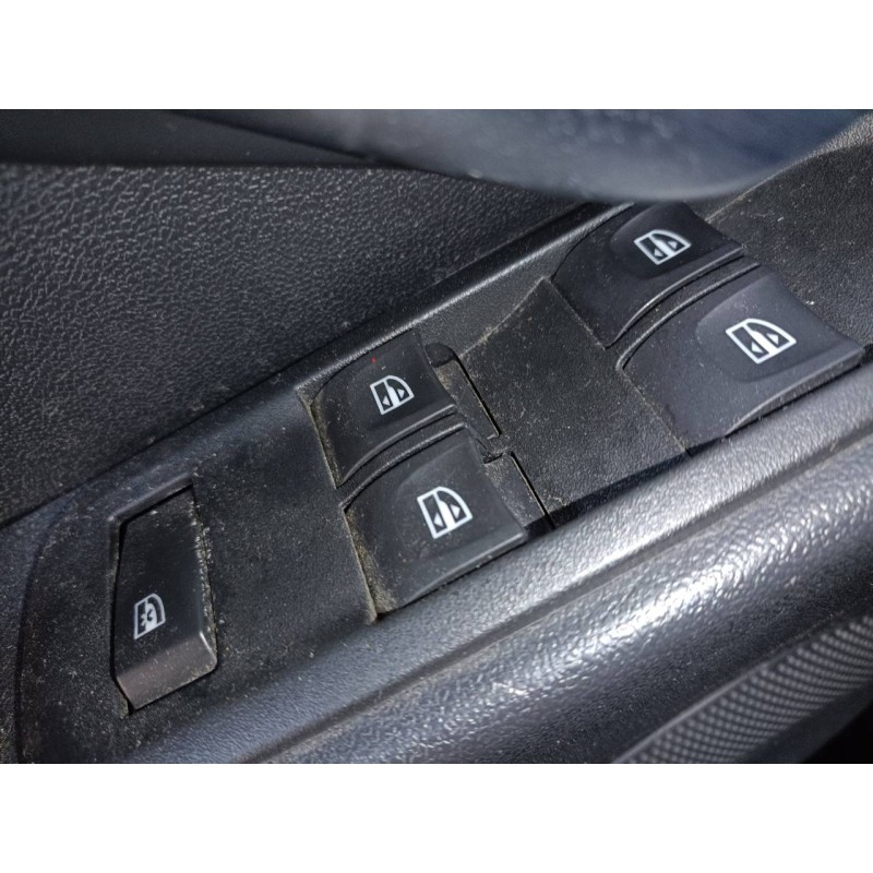 Recambio de mando elevalunas delantero izquierdo para dacia duster ambience 4x2 referencia OEM IAM   