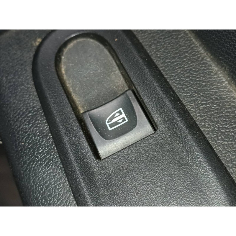 Recambio de mando elevalunas trasero derecho para dacia duster ambience 4x2 referencia OEM IAM   