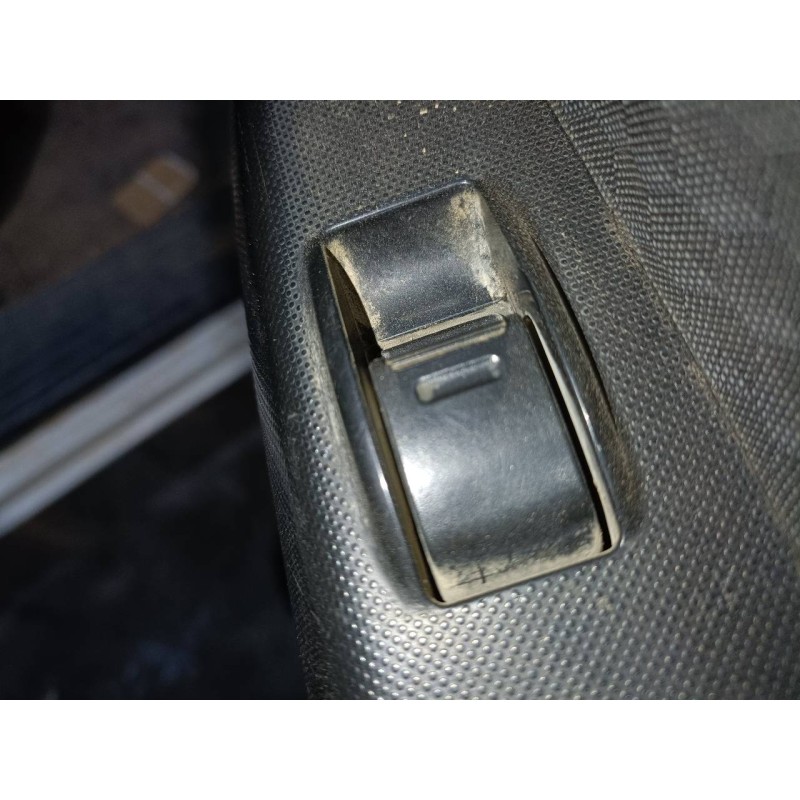 Recambio de mando elevalunas trasero derecho para toyota hilux (kun) double cab sol referencia OEM IAM   