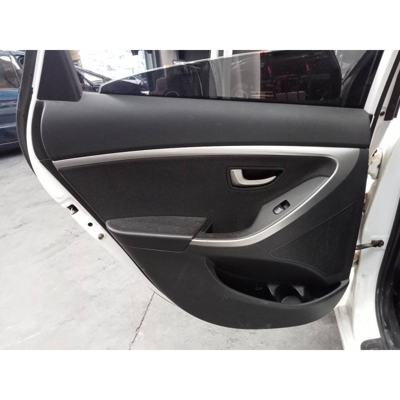 Recambio de guarnecido puerta trasera izquierda para hyundai i30 (gd) trend referencia OEM IAM   