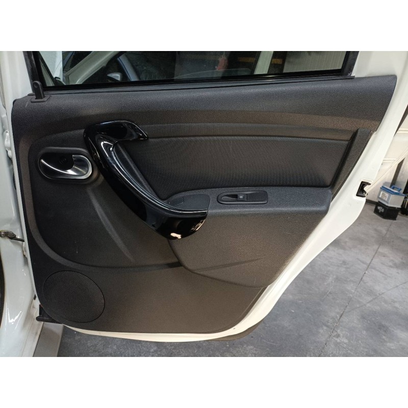 Recambio de guarnecido puerta trasera derecha para dacia duster ambience 4x2 referencia OEM IAM   