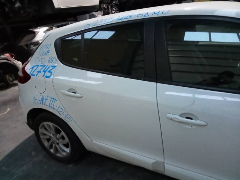 Recambio de puerta trasera derecha para renault megane iii berlina 5 p limited referencia OEM IAM   