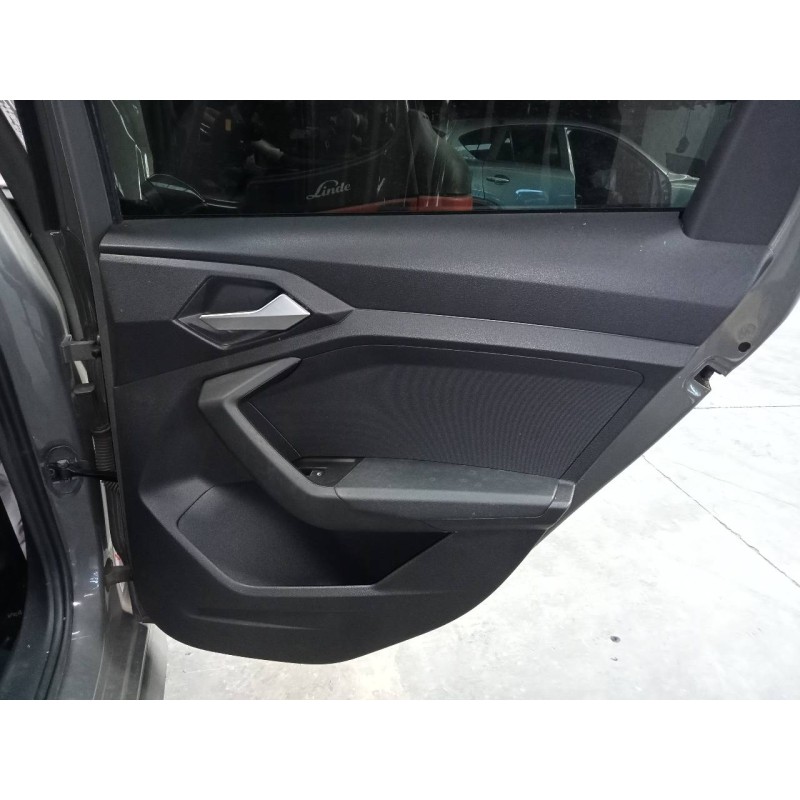 Recambio de guarnecido puerta trasera derecha para audi a1 sportback (gba) 30 s-line referencia OEM IAM   