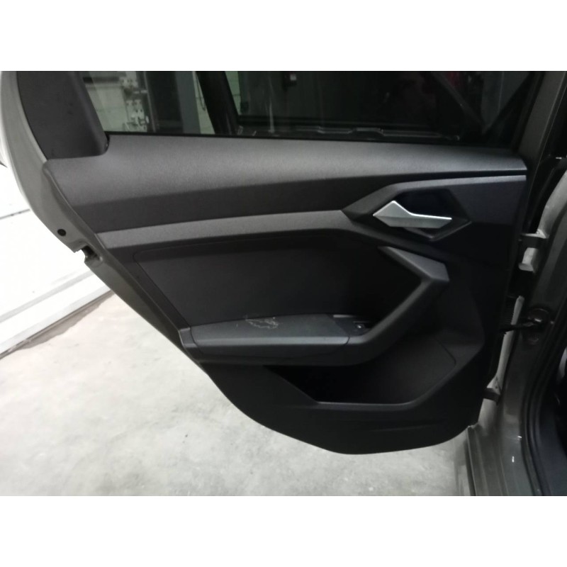 Recambio de guarnecido puerta trasera izquierda para audi a1 sportback (gba) 30 s-line referencia OEM IAM   