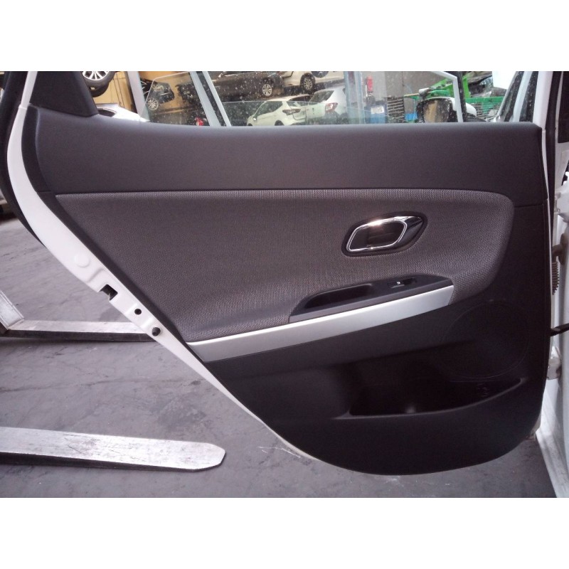 Recambio de guarnecido puerta trasera izquierda para kia cee´d drive referencia OEM IAM   