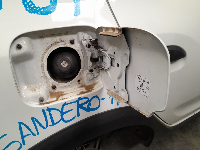 Recambio de tapa exterior combustible para dacia sandero stepway referencia OEM IAM   