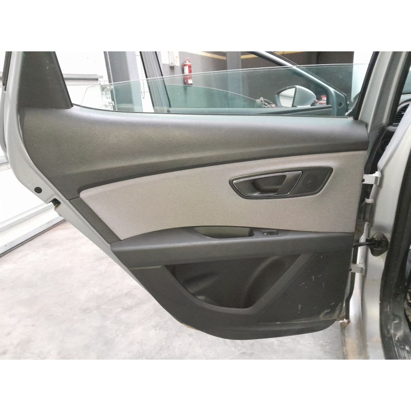 Recambio de guarnecido puerta trasera izquierda para seat leon style 1200 tsi referencia OEM IAM   