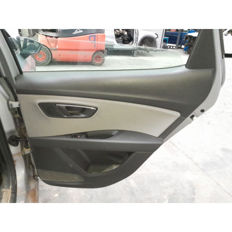 Recambio de guarnecido puerta trasera derecha para seat leon style 1200 tsi referencia OEM IAM   