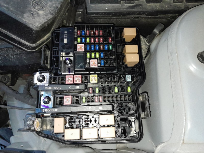 Recambio de caja reles / fusibles para kia sportage 1.6 crdi mhev mhev m63a18 referencia OEM IAM 1898010012 189801003 