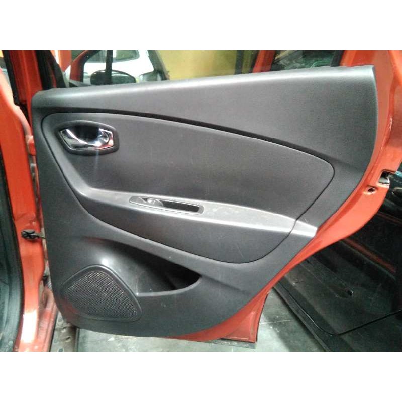Recambio de guarnecido puerta trasera derecha para renault captur dynamique referencia OEM IAM   