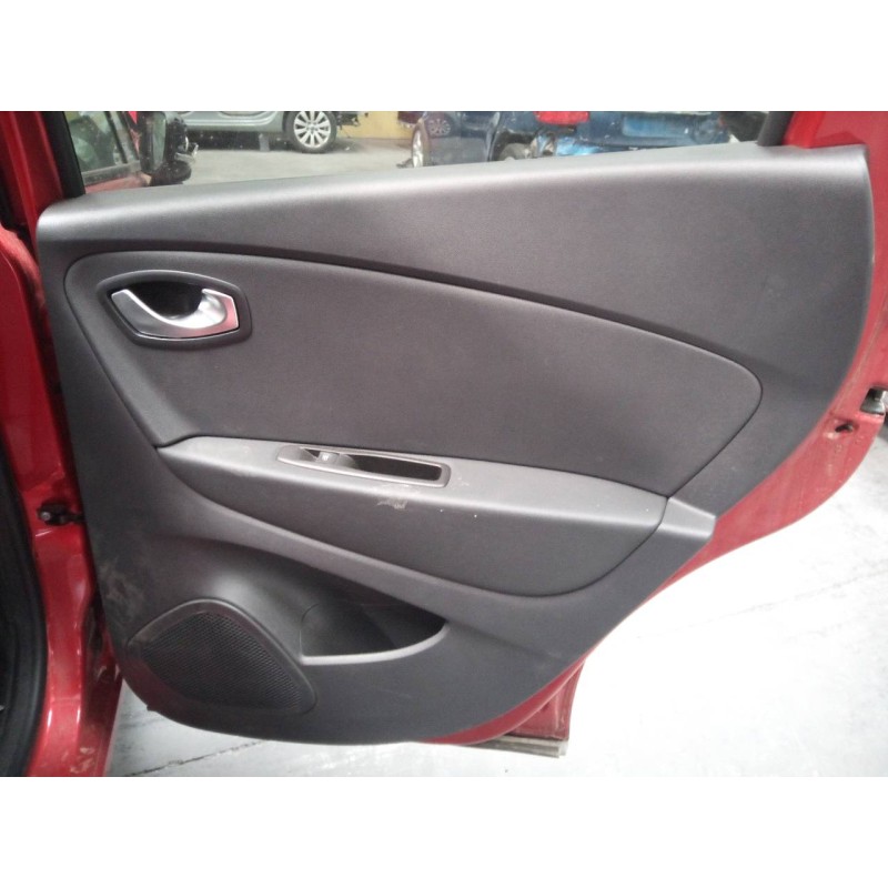Recambio de guarnecido puerta trasera derecha para renault captur zen referencia OEM IAM   