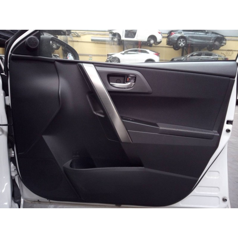 Recambio de guarnecido puerta delantera derecha para toyota auris active referencia OEM IAM   