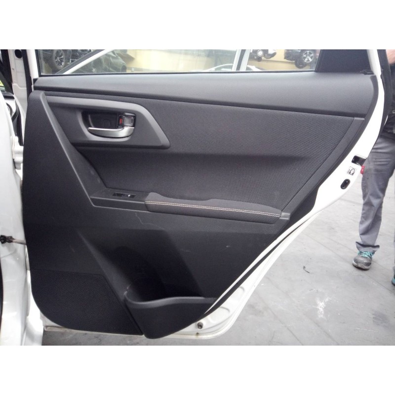 Recambio de guarnecido puerta trasera derecha para toyota auris active referencia OEM IAM   