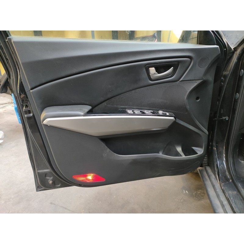 Recambio de guarnecido puerta delantera izquierda para ssangyong tivoli crystal 4x2 referencia OEM IAM   