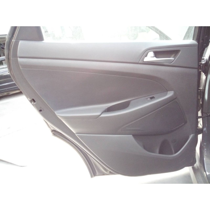 Recambio de guarnecido puerta trasera izquierda para hyundai tucson essence bluedrive 2wd referencia OEM IAM   
