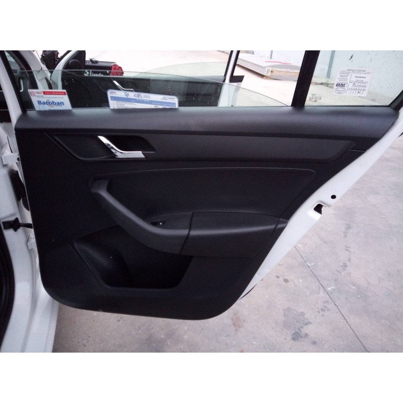 Recambio de guarnecido puerta trasera derecha para skoda rapid active referencia OEM IAM   