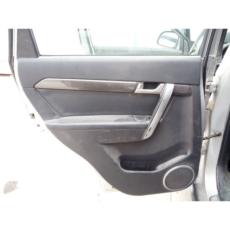 Recambio de guarnecido puerta trasera izquierda para chevrolet captiva 2.0 vcdi lt referencia OEM IAM   
