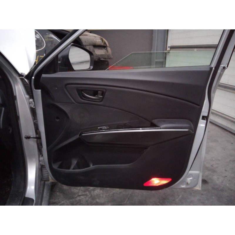 Recambio de guarnecido puerta delantera derecha para ssangyong tivoli limited 4x2 referencia OEM IAM   