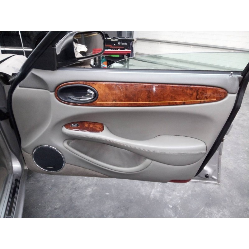 Recambio de guarnecido puerta delantera derecha para jaguar daimler referencia OEM IAM   