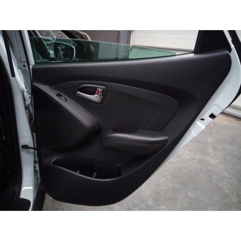 Recambio de guarnecido puerta trasera derecha para hyundai ix35 style 2wd referencia OEM IAM   