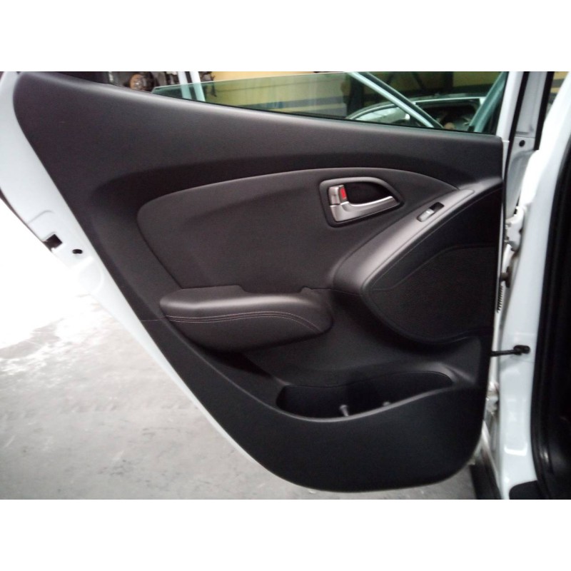 Recambio de guarnecido puerta trasera izquierda para hyundai ix35 style 2wd referencia OEM IAM   