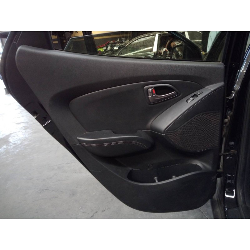 Recambio de guarnecido puerta trasera izquierda para hyundai ix35 style 2wd referencia OEM IAM   