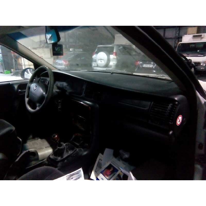 opel vectra b berlina del año 2000