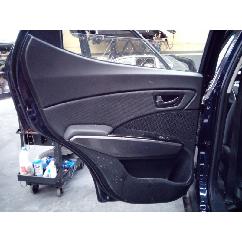 Recambio de guarnecido puerta trasera izquierda para ssangyong tivoli crystal 4x2 referencia OEM IAM   
