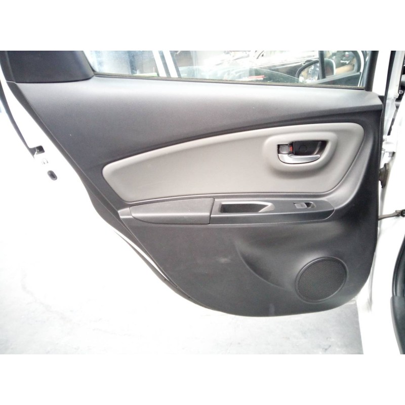 Recambio de guarnecido puerta trasera izquierda para toyota yaris hybrid active referencia OEM IAM   