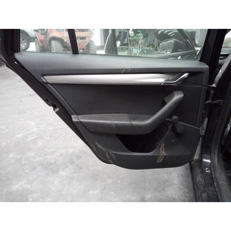 Recambio de guarnecido puerta trasera izquierda para skoda octavia combi (5e5) active referencia OEM IAM   