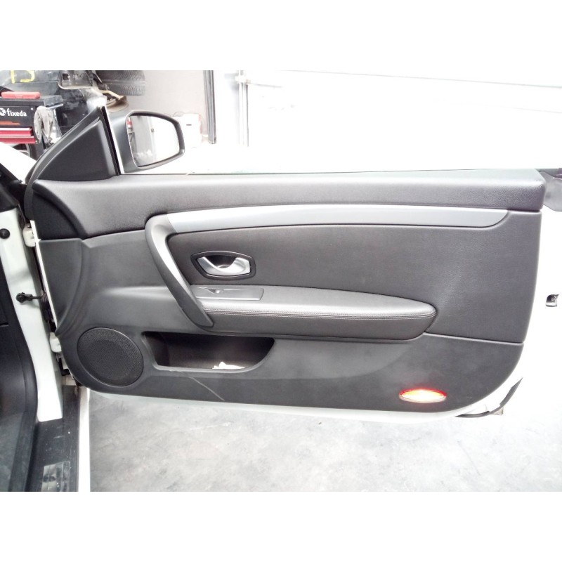 Recambio de guarnecido puerta delantera derecha para renault laguna coupe gt referencia OEM IAM   