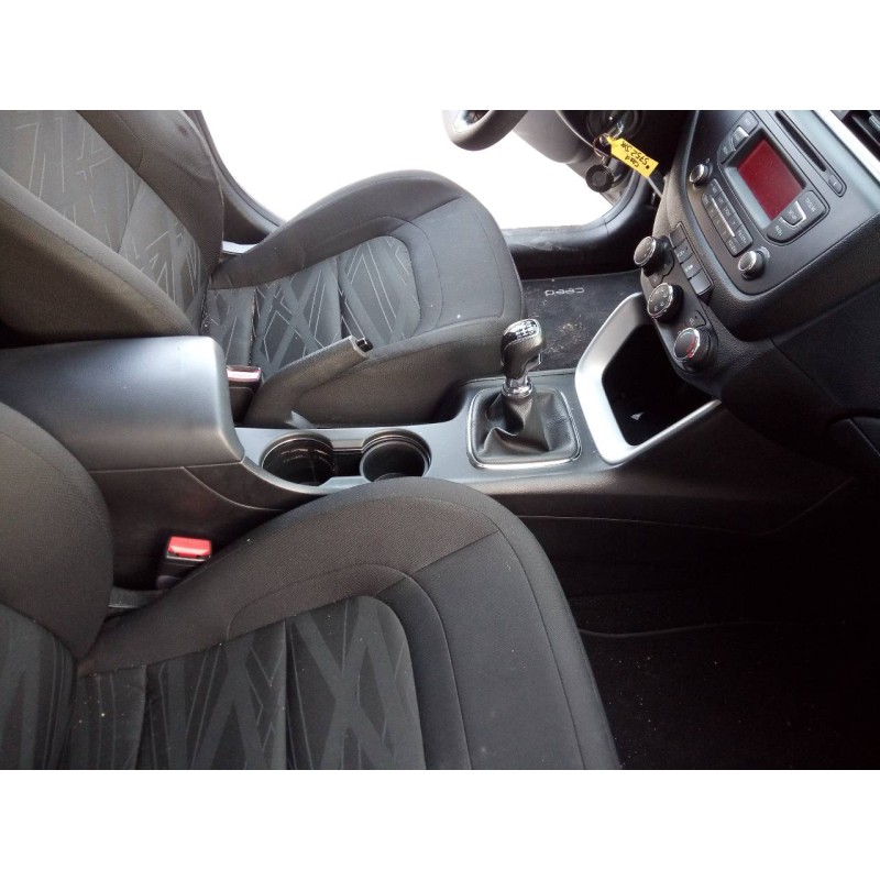 Recambio de consola central para kia cee´d drive referencia OEM IAM   